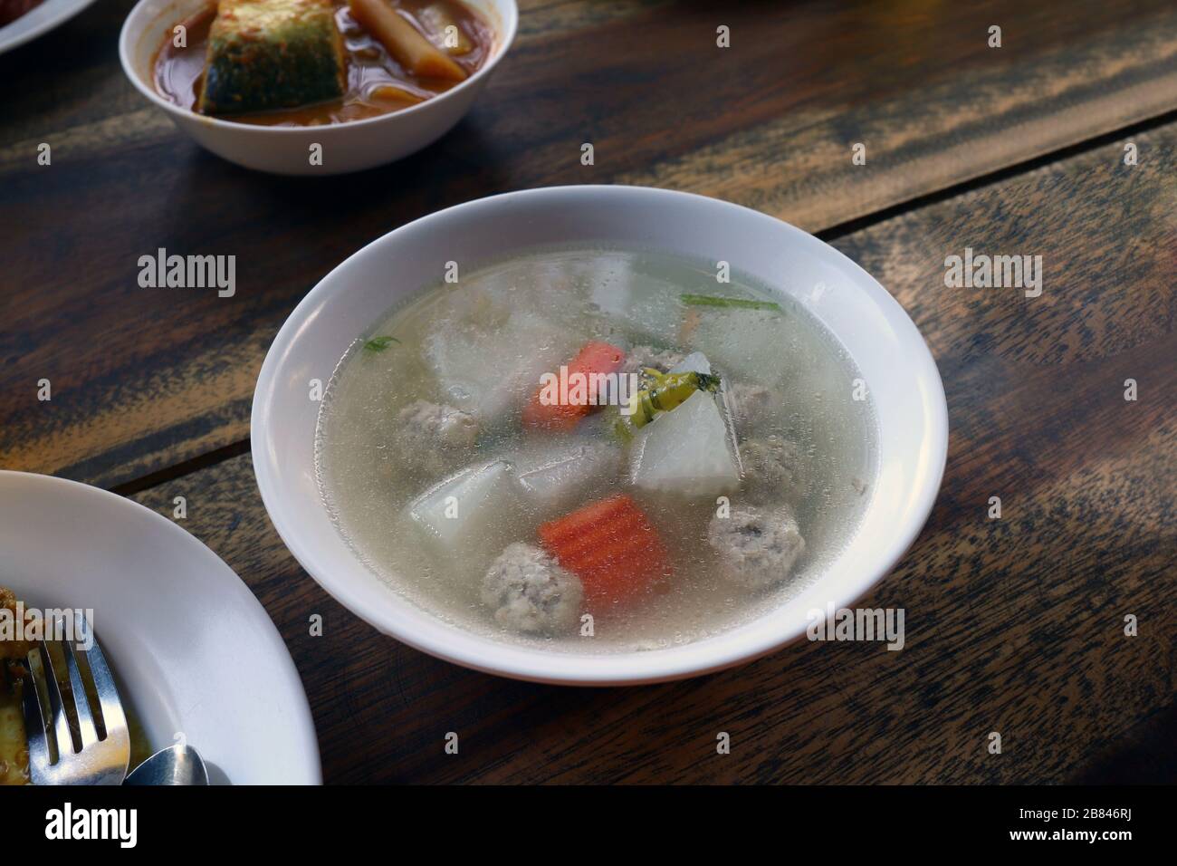 Tom Gaeng Jued Look Chin moo (parola tailandese), zuppa di noodle di vetro trasparente, zuppa chiara con cagliata di fagioli e maiale tritato, zuppa chiara con verdure e polpette Foto Stock