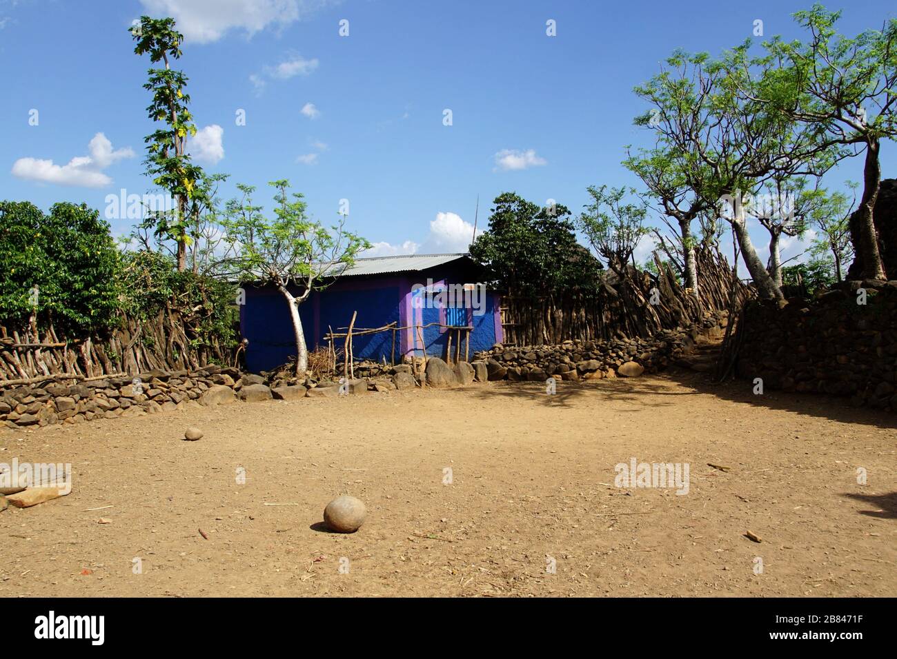 Vista sulla Piazza Ceremoniale del Villaggio murato di Gamole Foto Stock