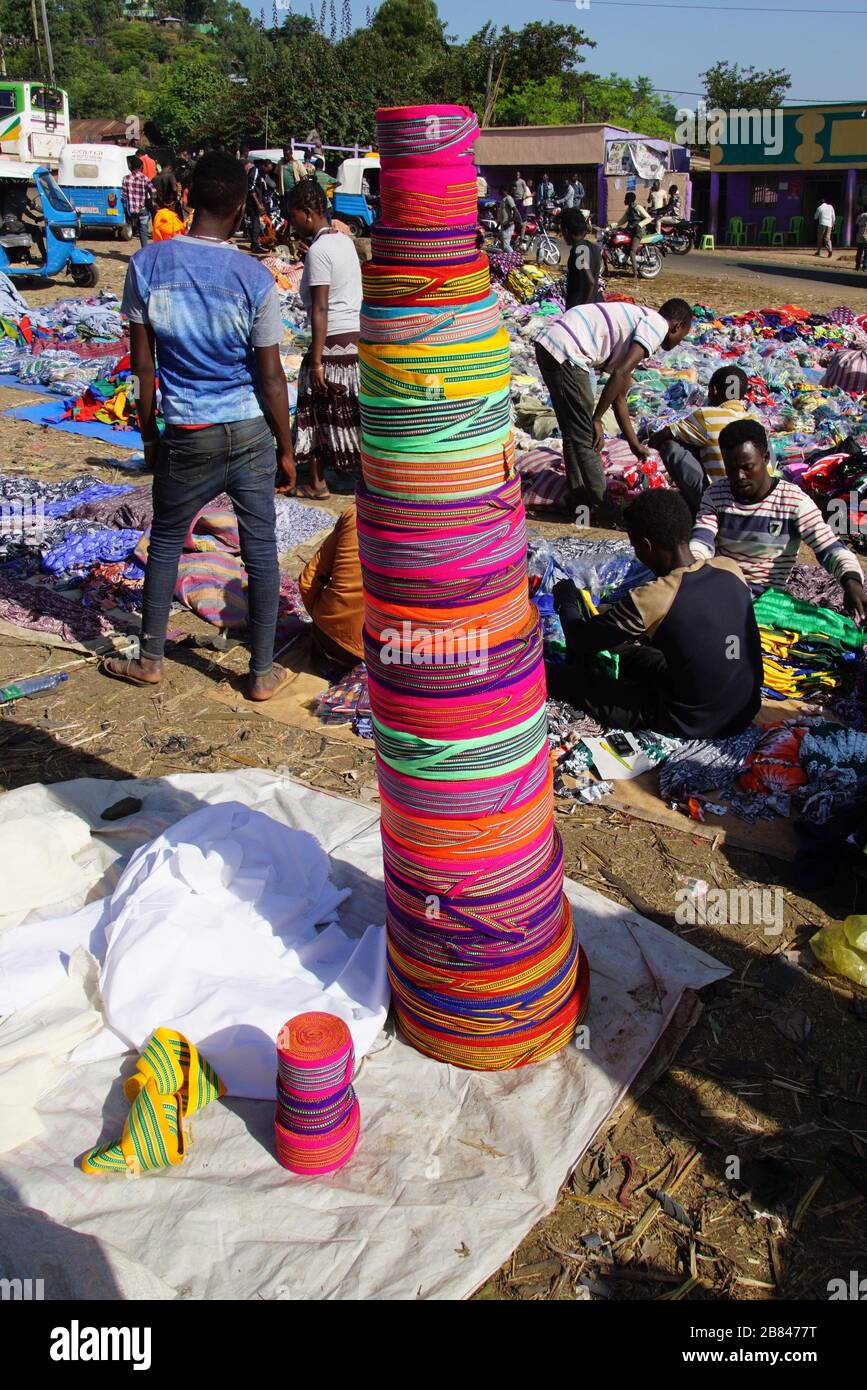 Torre di nastri colorati che catturano l'occhio al mercato di Konso Foto Stock