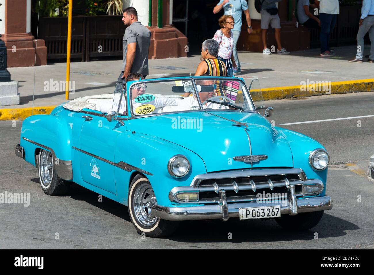 Chevrolet auto classica in azzurro / colore ciano a l'Avana, Cuba centro offre taxi e servizi di tour. Dettagli cromati veicolo a la Habana. Foto Stock