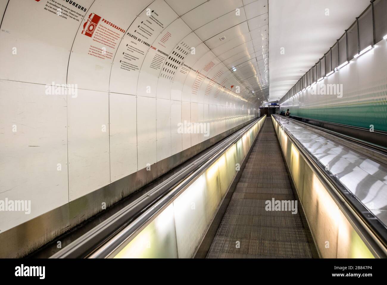 Parigi, Francia. 19 Mar 2020. Poche persone sono viste in una stazione della metropolitana a Parigi, Francia, 19 marzo 2020. Centotto pazienti del COVID-19 sono morti in 24 ore in Francia, portando il numero di morti del paese a 372, e totale casi confermati a 10,995, il Direttore Generale della Salute Jerome Salomon ha detto Giovedi in un aggiornamento quotidiano. Credit: Aurelien Morissard/Xinhua/Alamy Live News Foto Stock