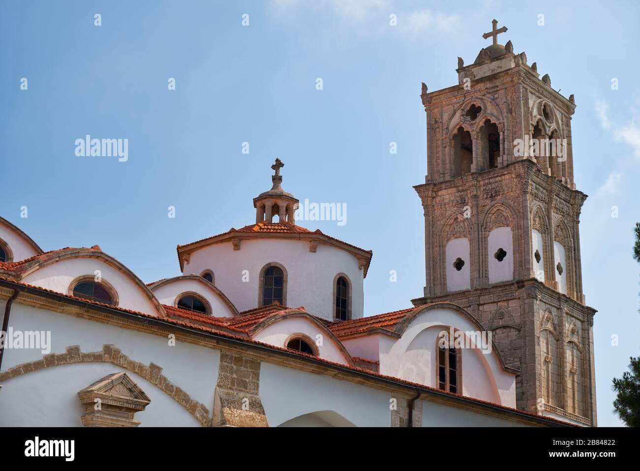 La vista del campanile e della cupola della chiesa della Santa Croce di Pano Lefkara. Distretto di Larnaca. Cipro Foto Stock