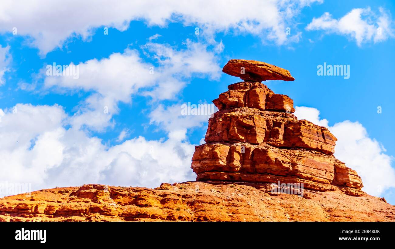 La roccia a forma di sombrero che affiorava sul bordo nord-est della città chiamata Mexican Hat, Utah, USA Foto Stock