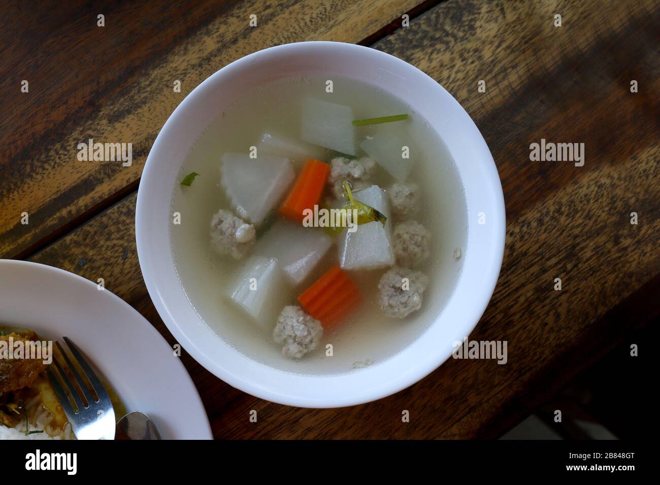 Tom Gaeng Jued Look Chin moo (parola tailandese), zuppa di noodle di vetro trasparente, zuppa chiara con cagliata di fagioli e maiale tritato, zuppa chiara con verdure e polpette Foto Stock