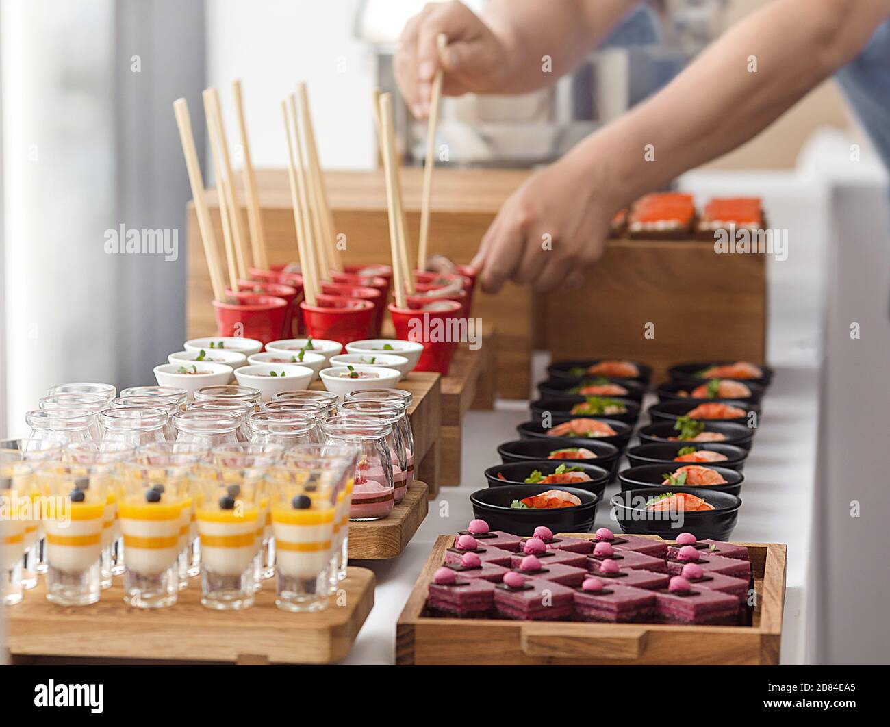 Buffet di dessert elegante e colorato Foto Stock
