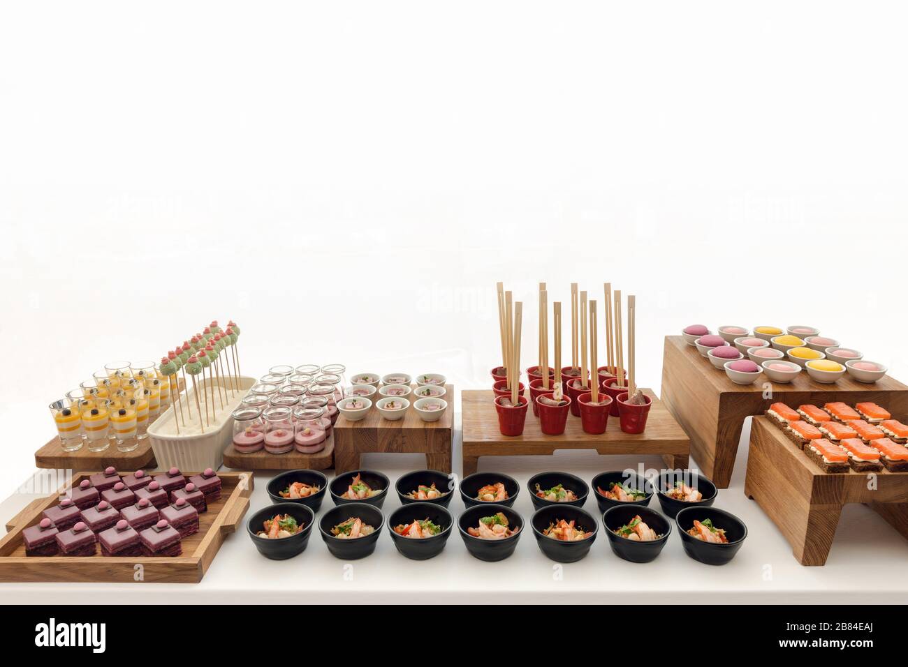 Buffet di dessert elegante e colorato con vari dolci Foto Stock