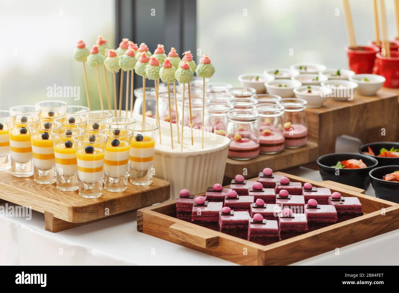 Buffet di dessert elegante e colorato Foto Stock