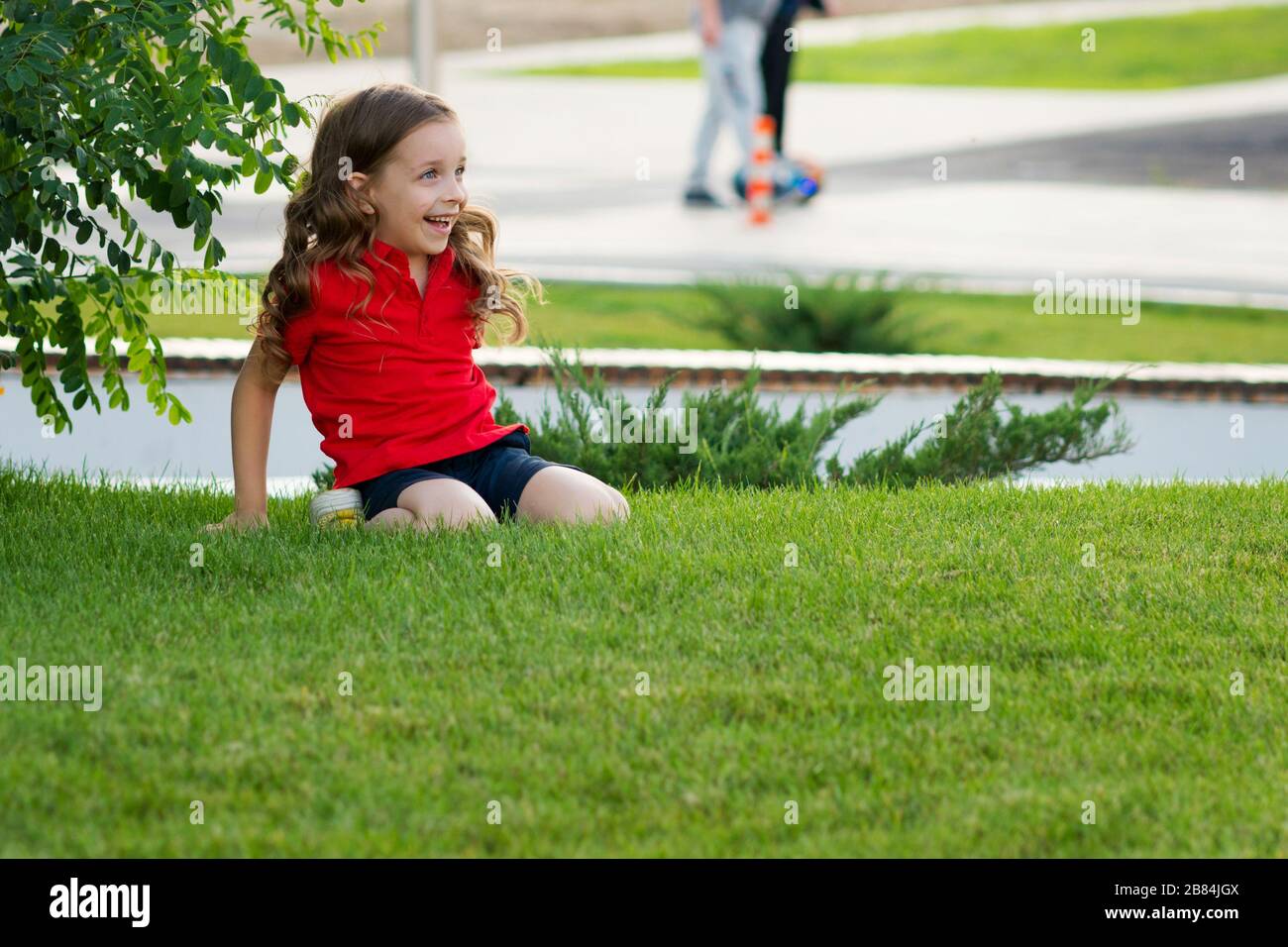 Ritratto di ragazza felice. Concept Holiday Giornata universale dei bambini. Felice stile di vita infantile. Persona positiva. Bella ragazza giovane. Moda estiva, concetto di vacanza. Foto Stock