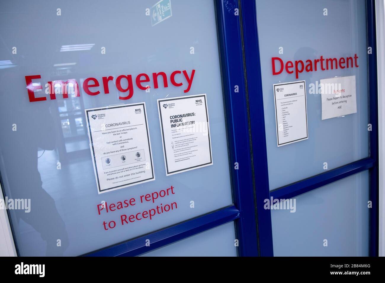 Porte del reparto di emergenza ospedaliera con segnaletica di Coronavirus Covid 19 NHS Foto Stock