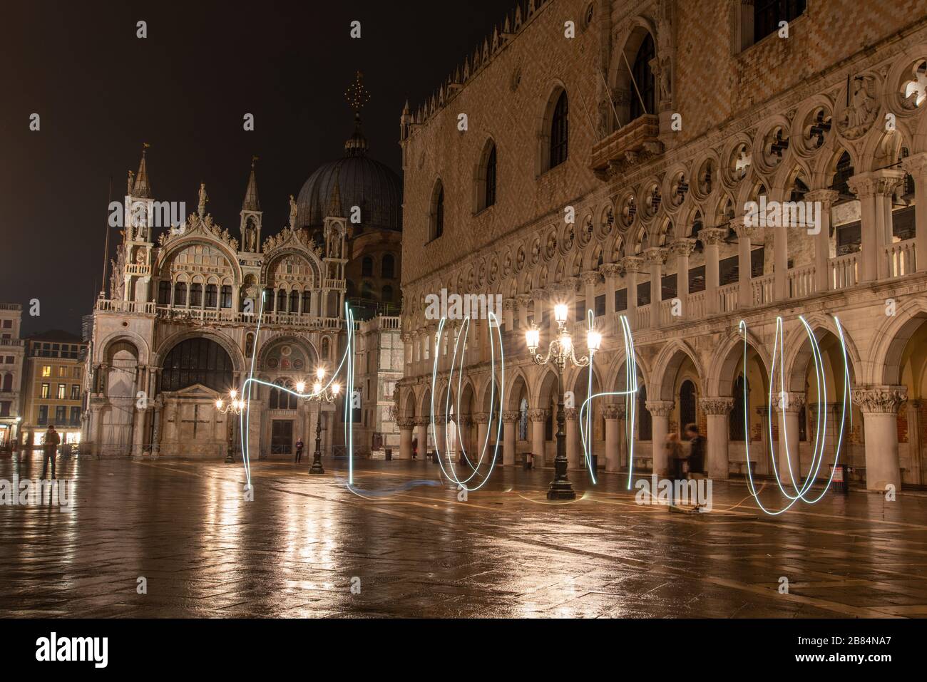 Scrittura con luce di fronte al Palazzo Ducale illuminato sulla Piazza dei marchi di notte, Venezia/Italia Foto Stock