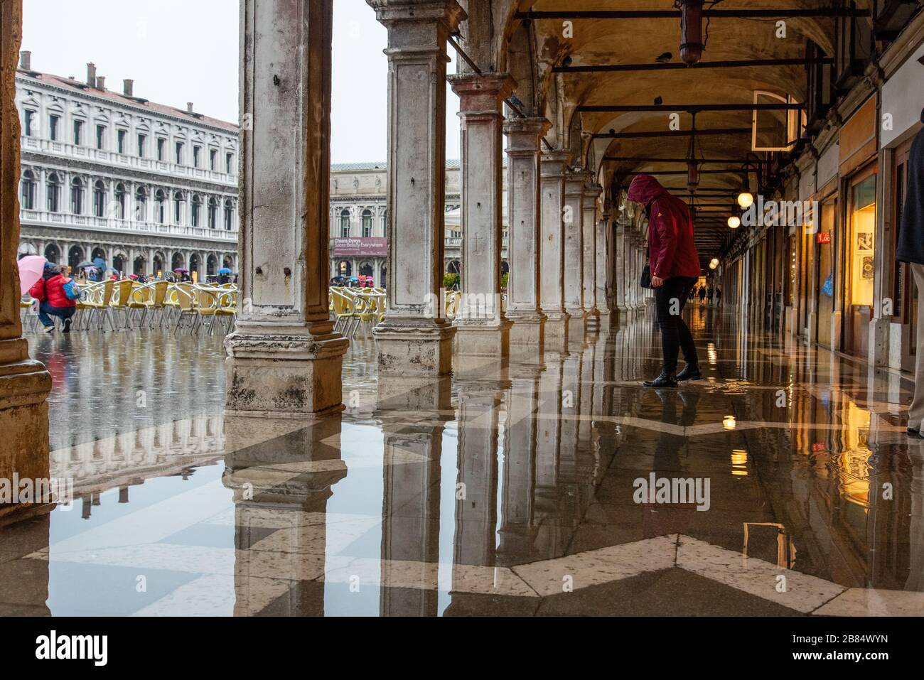 Piazza San Marco a Venezia durante le cattive condizioni meteorologiche e l'alta marea, Venezia/Italia Foto Stock