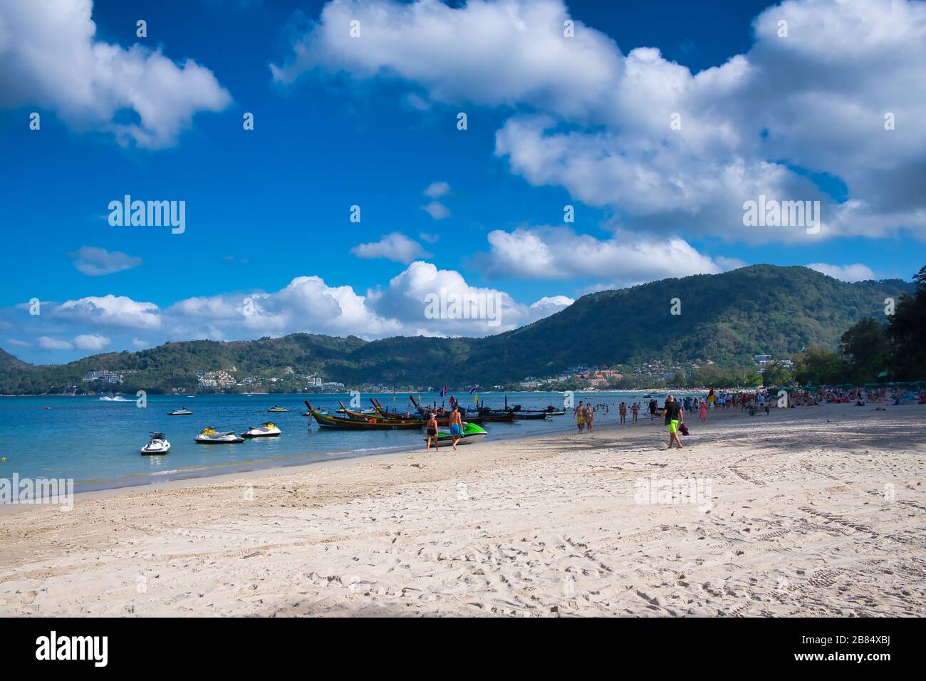 Barche da pesca alla spiaggia di Patong nell'isola di Phuket, Thailandia. Bellissimo paesaggio Hat Patong Beach. Foto Stock