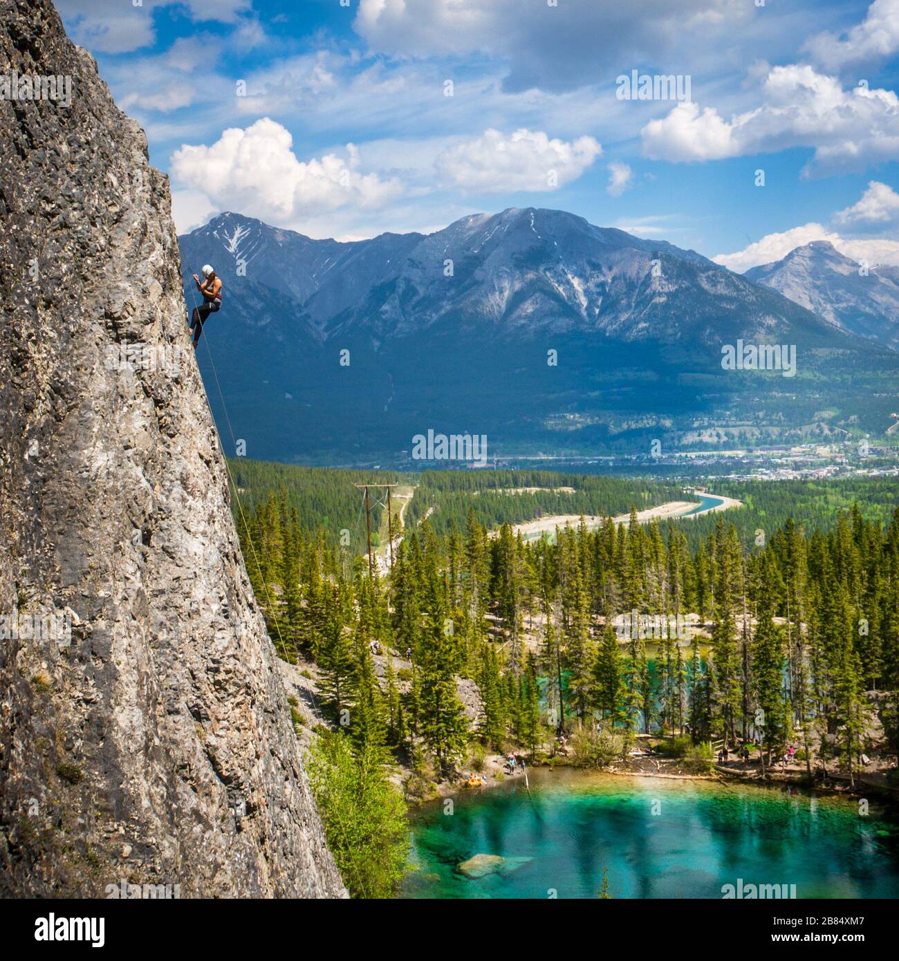 Uno scalatore di roccia in azione a Kananaskis Country, Alberta, Canada Foto Stock