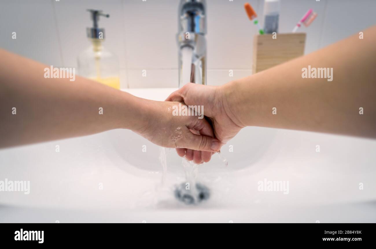 Donna che lava la mano per prevenire germi, batteri o virus durante la quarantena di coronavirus. Concetto di igiene. Foto Stock