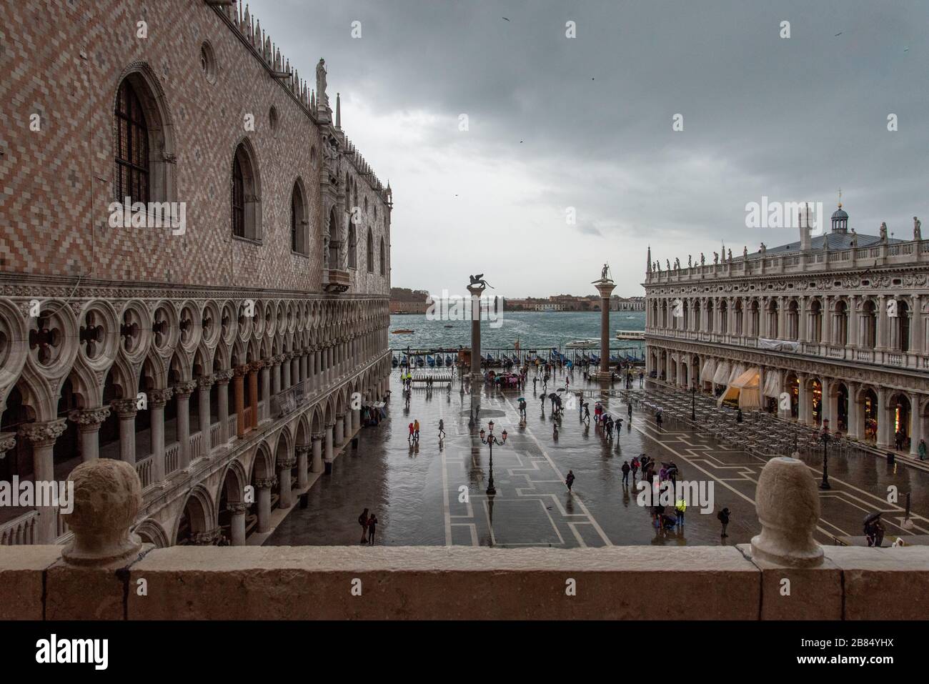 Piazza San Marco a Venezia durante le cattive condizioni meteorologiche e l'alta marea, Venezia/Italia Foto Stock