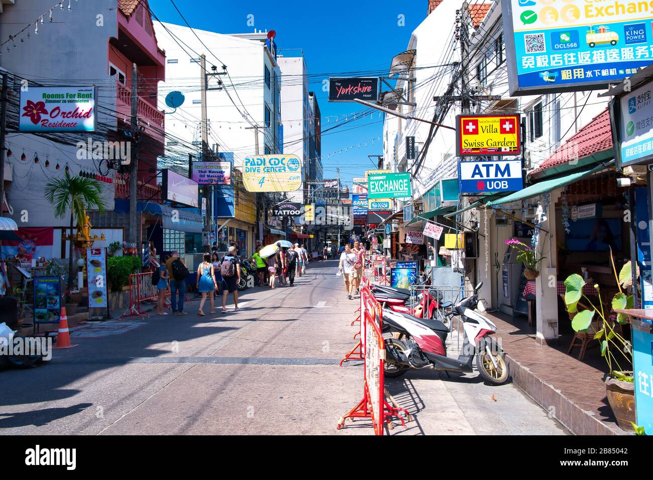 L'entrata di Bangla Road a Patong vicino alla spiaggia di patong, la zona turistica più famosa dell'isola di Phuket, Thailandia. Foto Stock