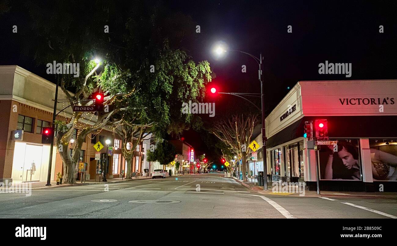 San Luis Obispo, California, Stati Uniti. 19 Mar 2020. A partire dalle 10:00 pm Giovedi, tutti i residenti della contea di San Luis Obispo sono tenuti a prendere rifugio nelle loro case, per impedire la diffusione di coronavirus, e sono invitati a non andare fuori tranne che per scopi essenziali.questo include gli studenti Cal Poly che vivono in dormitori, che sono stati chiesti di andare a casa. La contea di San Luis Obispo sembrava una città fantasma al buio. Lo stesso giorno, California Govenor Newcom ha emesso ordini simili a livello statale, comandando a ogni persona in California di rimanere a casa. Egli stima che oltre il 50 per cento dei californiani catturerà il virus e. Foto Stock