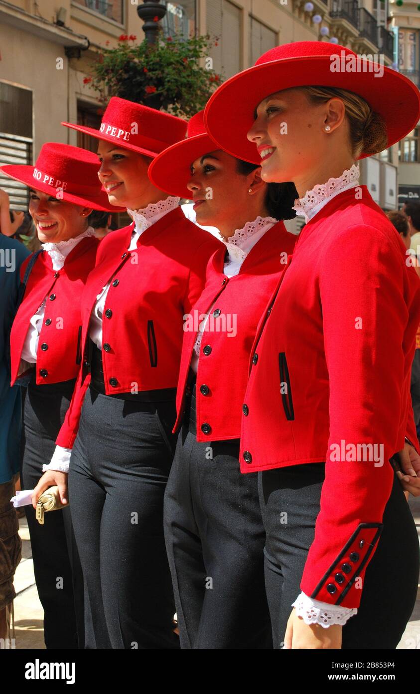 Donne con cappelli rossi immagini e fotografie stock ad alta risoluzione -  Alamy