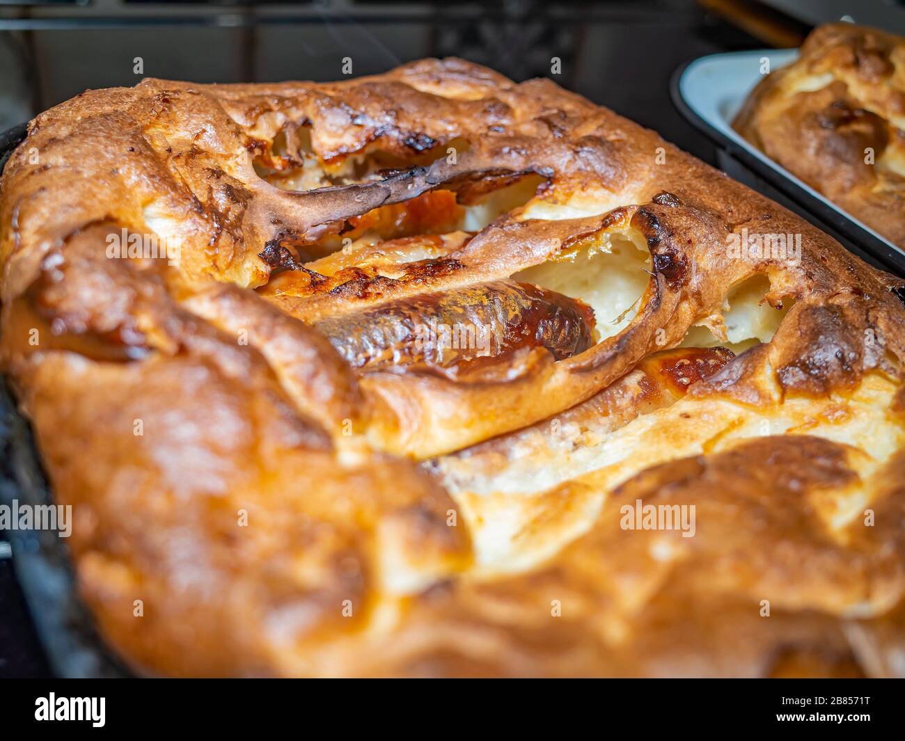 1 primo piano di un toad croccante e dorato nel buco, cioè salsicce racchiuse in pastella, fresco dal forno Foto Stock