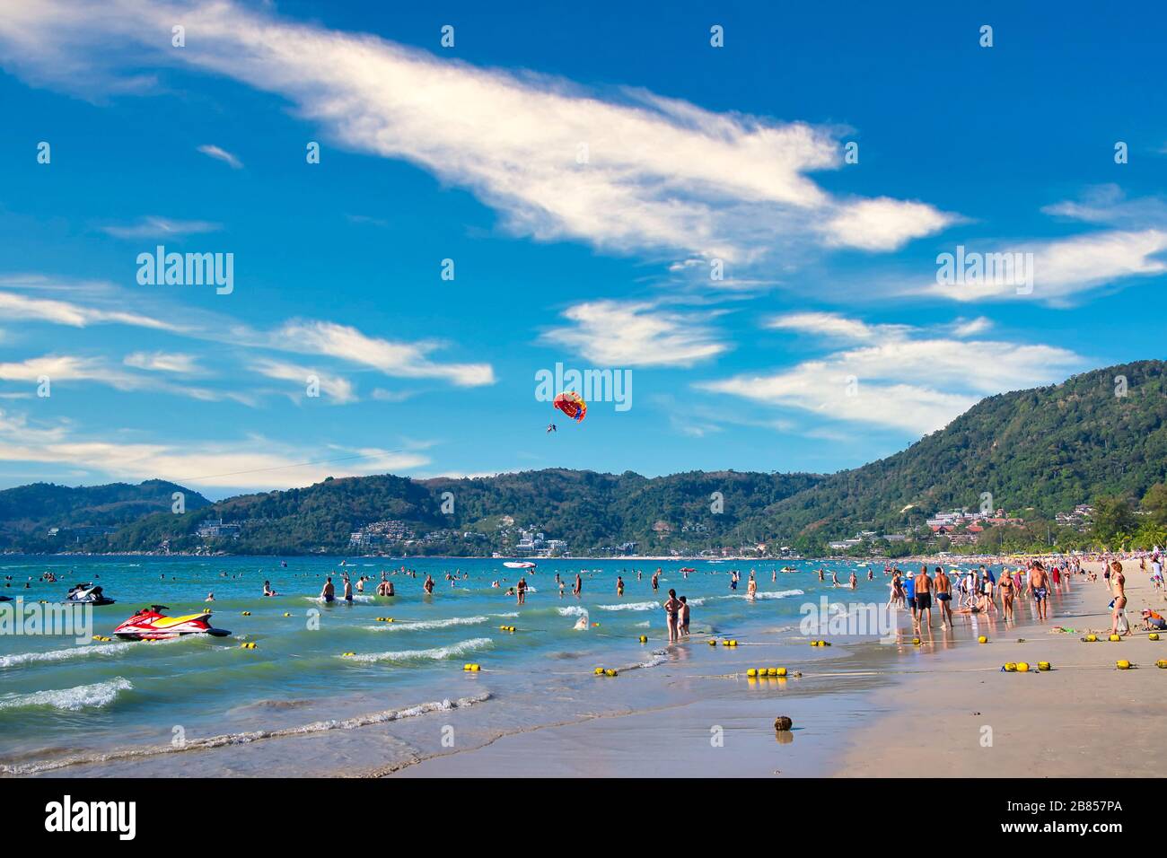 Turisti alla spiaggia di Patong a Phuket Island, Thailandia. Bellissimo paesaggio Hat Patong Beach. Foto Stock