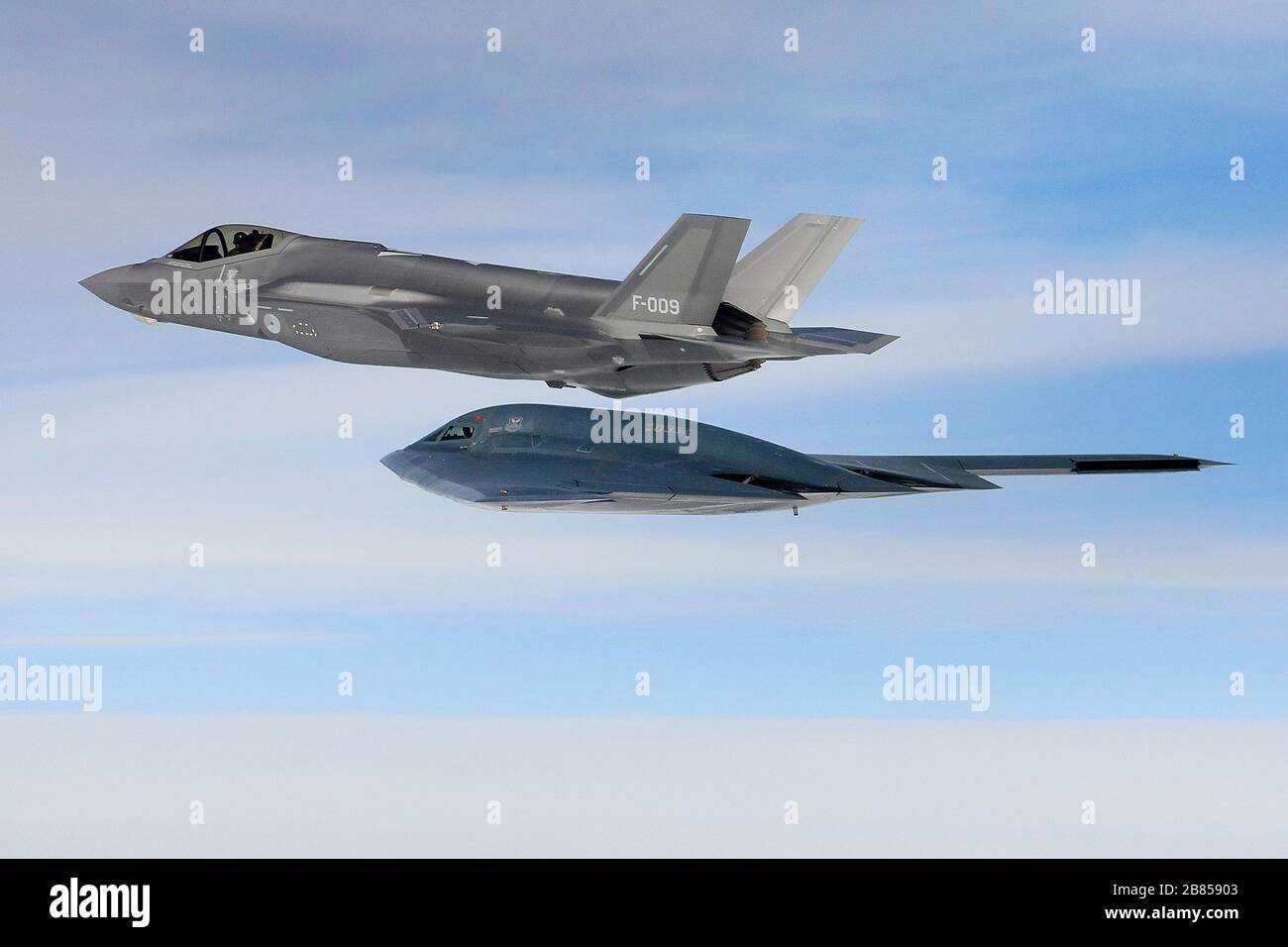 Un'aeronautica olandese reale F-35A e U.S. B-2A Spirit Bombardiere assegnato alla 509a Bomb Wing condurre operazioni aeree a sostegno della Bomber Task Force Europe 20-2 sul Mare del Nord 18 marzo 2020. Le missioni dei bombardieri offrono l'opportunità di formare e lavorare con gli alleati della NATO e i partner teatrali in operazioni ed esercitazioni combinate e congiunte. (STATI UNITI Foto Air Force/Master Sgt. Matthew Plew) Foto Stock