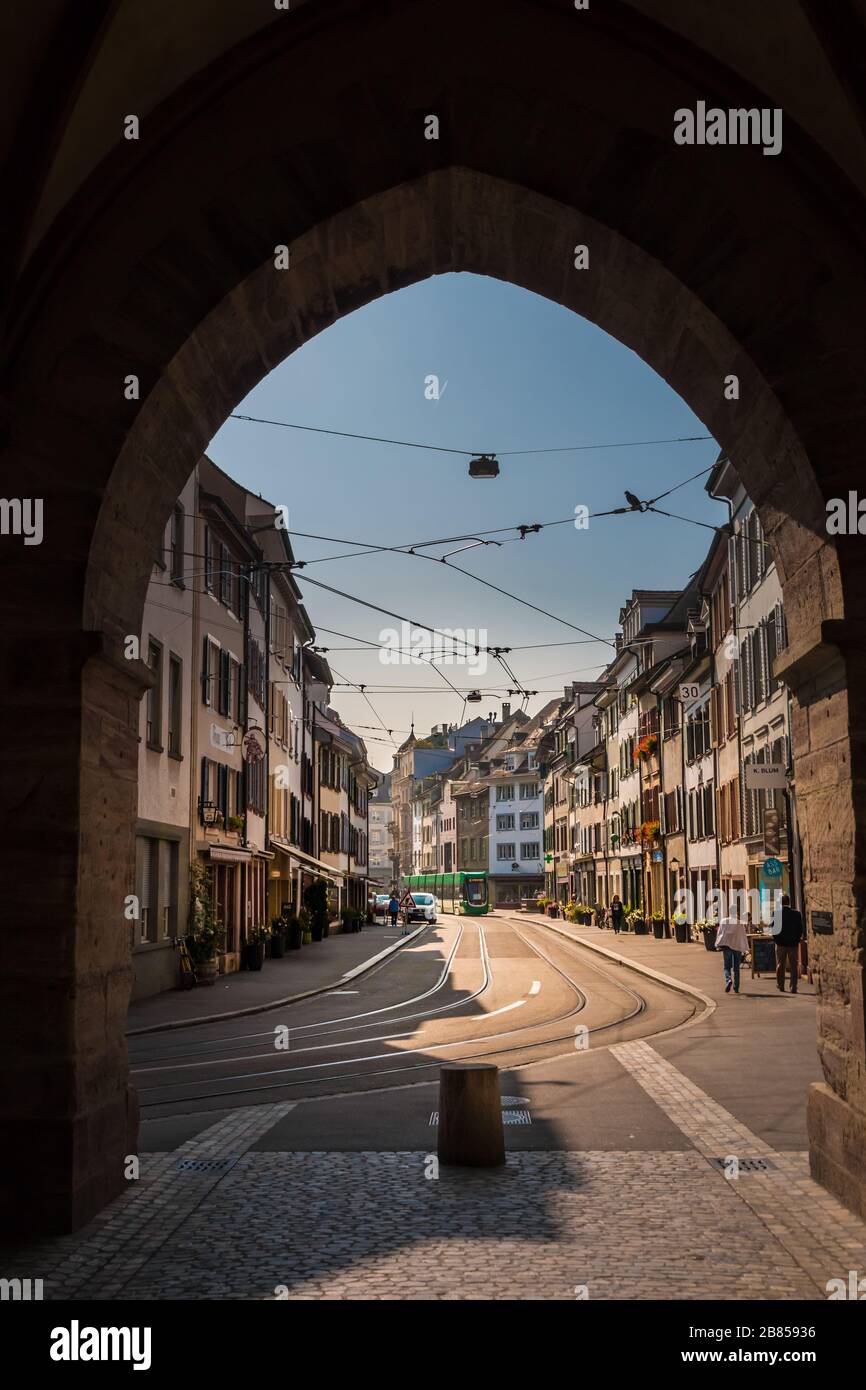 Bella vista sulla via Spalenvorstadt di Basilea sotto lo Spalentor (porta di Spalen). Mostra ristoranti, negozi e abitazioni in una bella atmosfera... Foto Stock