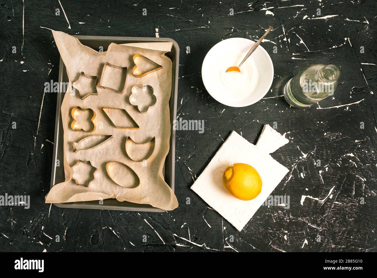 Fare caramelle di zucchero a casa. Barattoli metallici vuoti per caramelle, zucchero e limone. Foto Stock