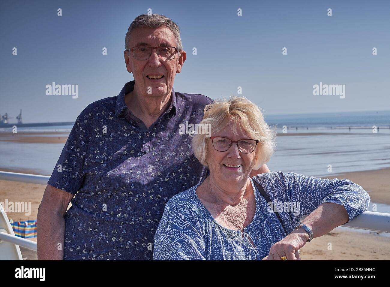 Coppia anziana ancora bella, una giornata fuori in riva al mare, con vista sulla spiaggia in una giornata di sole Foto Stock