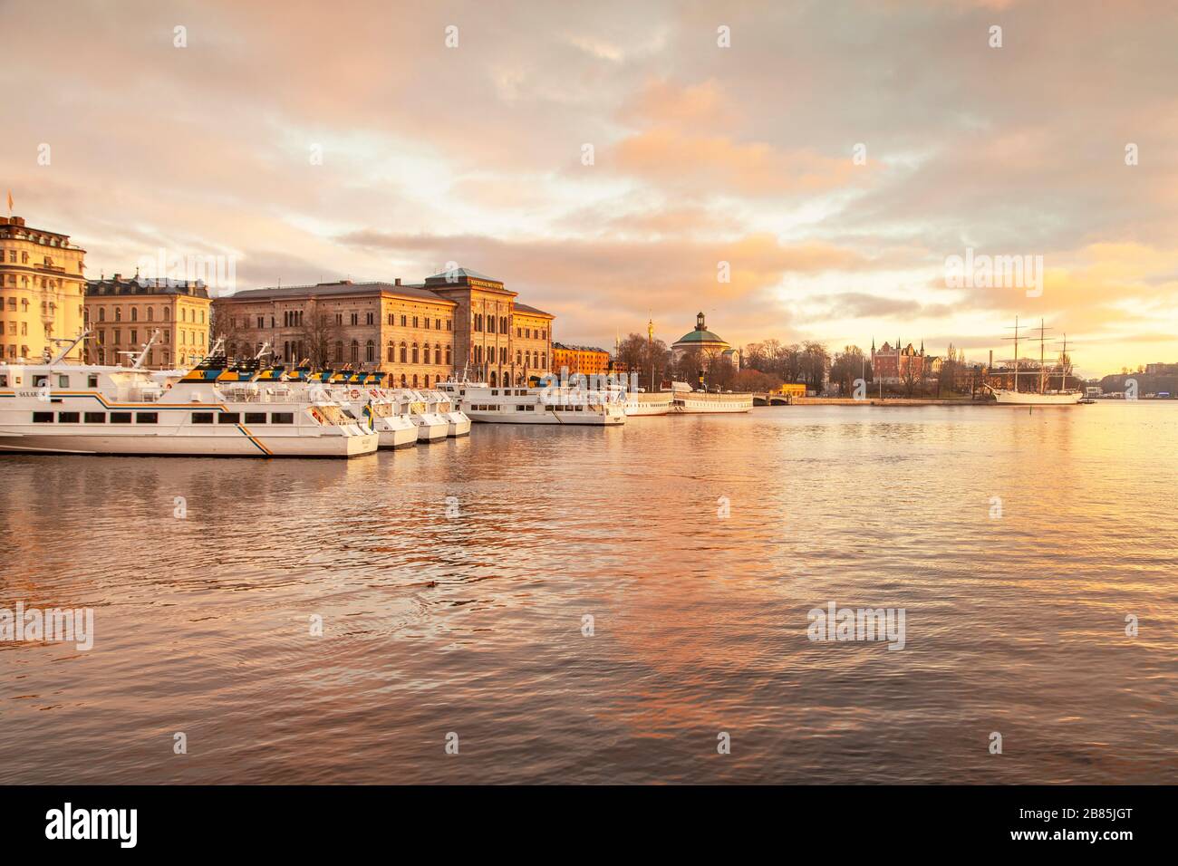 Il Museo Nazionale di Stoccolma, la penisola di Blasieholmen e l'isola di Skeppsholmen nel centro di Stoccolma Foto Stock