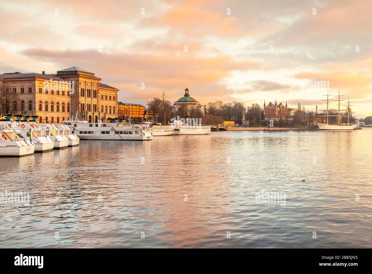 Il Museo Nazionale di Stoccolma, la penisola di Blasieholmen e l'isola di Skeppsholmen nel centro di Stoccolma Foto Stock