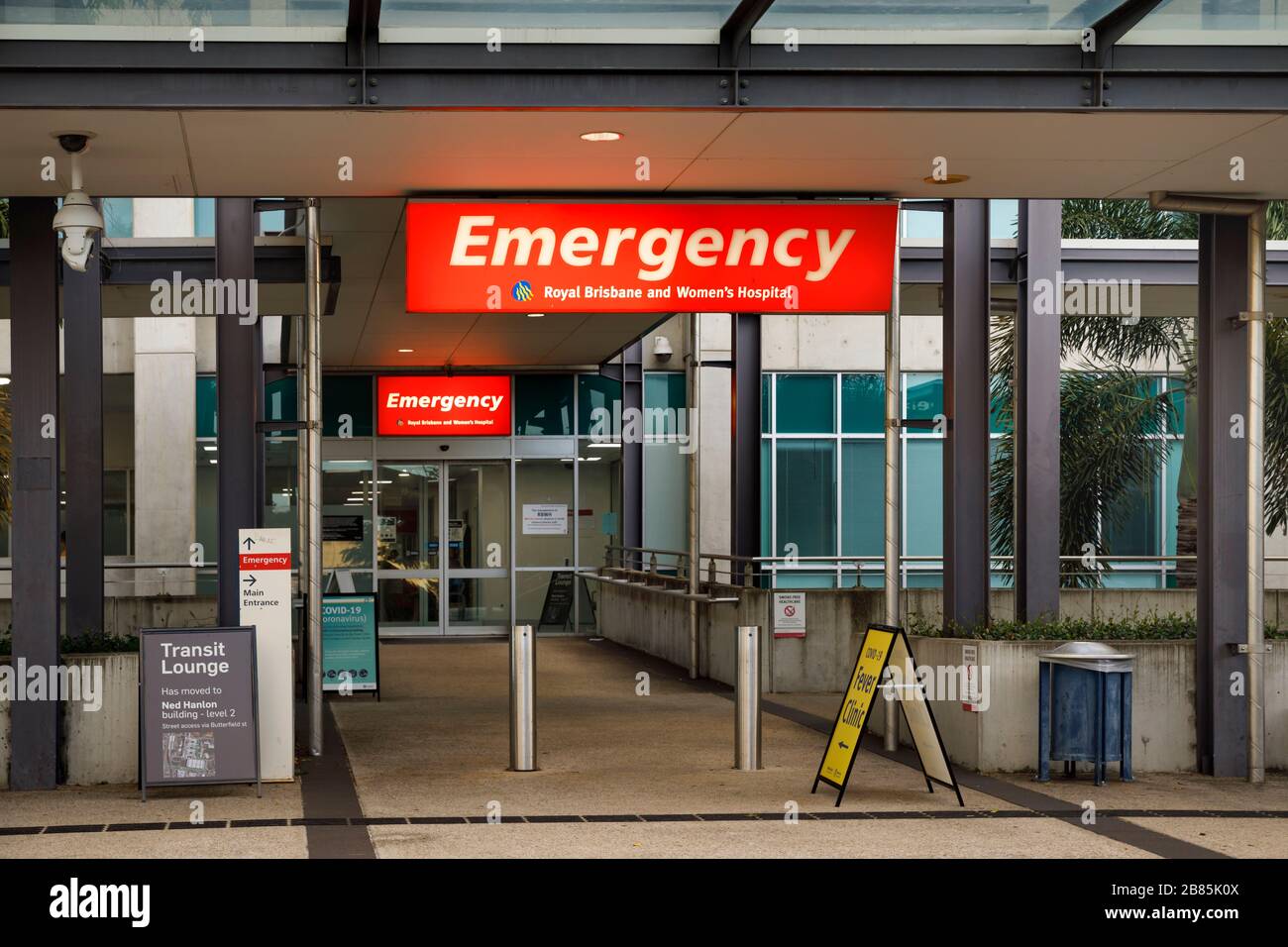 Brisbane, Australia - 18 marzo 2020: Segnale di emergenza al di fuori del Royal Brisbane and Womans Hospital, clinica per la febbre del Coronavirus Covid 19, Brisbane Australia Foto Stock