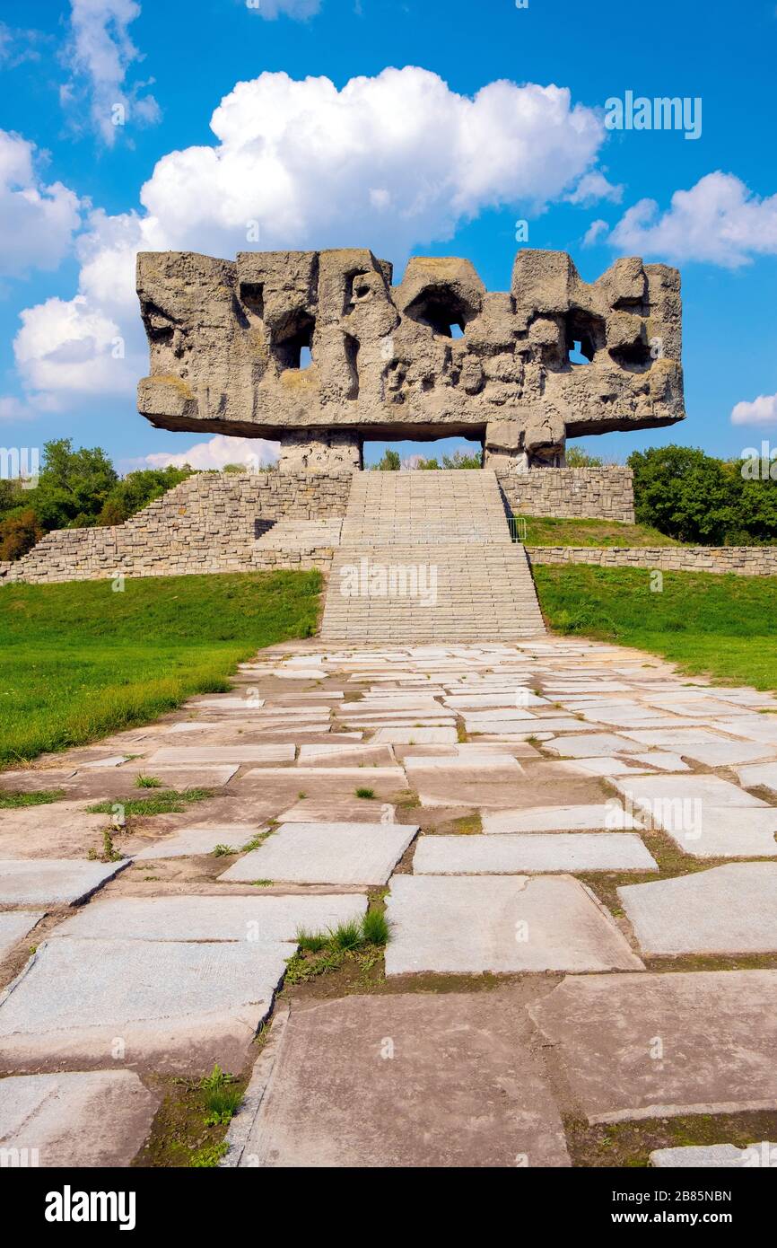 Lublin, Lubelskie / Polonia - 2019/08/17: Majdanek KL Lublin Nazis concentrazione e - Konzentrationslager Lublin - con vittime monumento commemorativo Foto Stock
