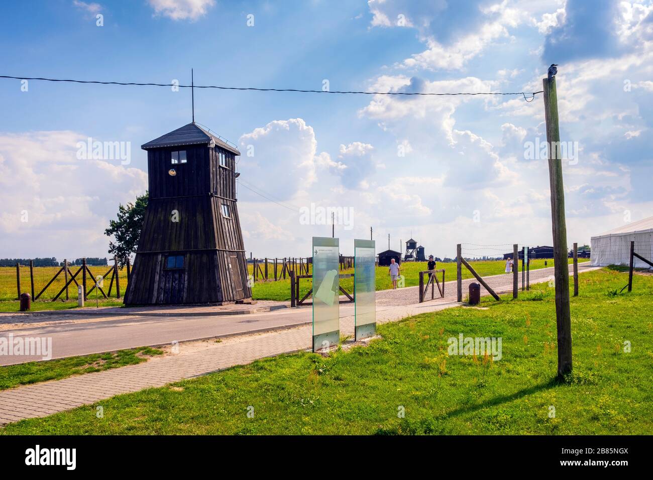 Lublin, Lubelskie / Polonia - 2019/08/17: Vista panoramica del campo di concentramento di Lublino Nazis Majdanek KL con torri di guardia e recinzioni a filo spinato Foto Stock