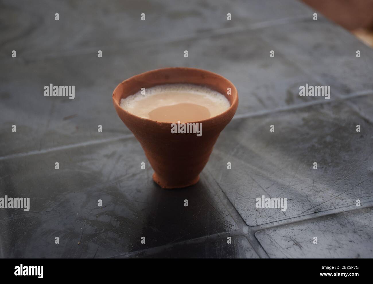 Tè indiano in Pot terreno o matir bhar o kullad, chai indiano. Piatto indiano, cibo indiano Foto Stock