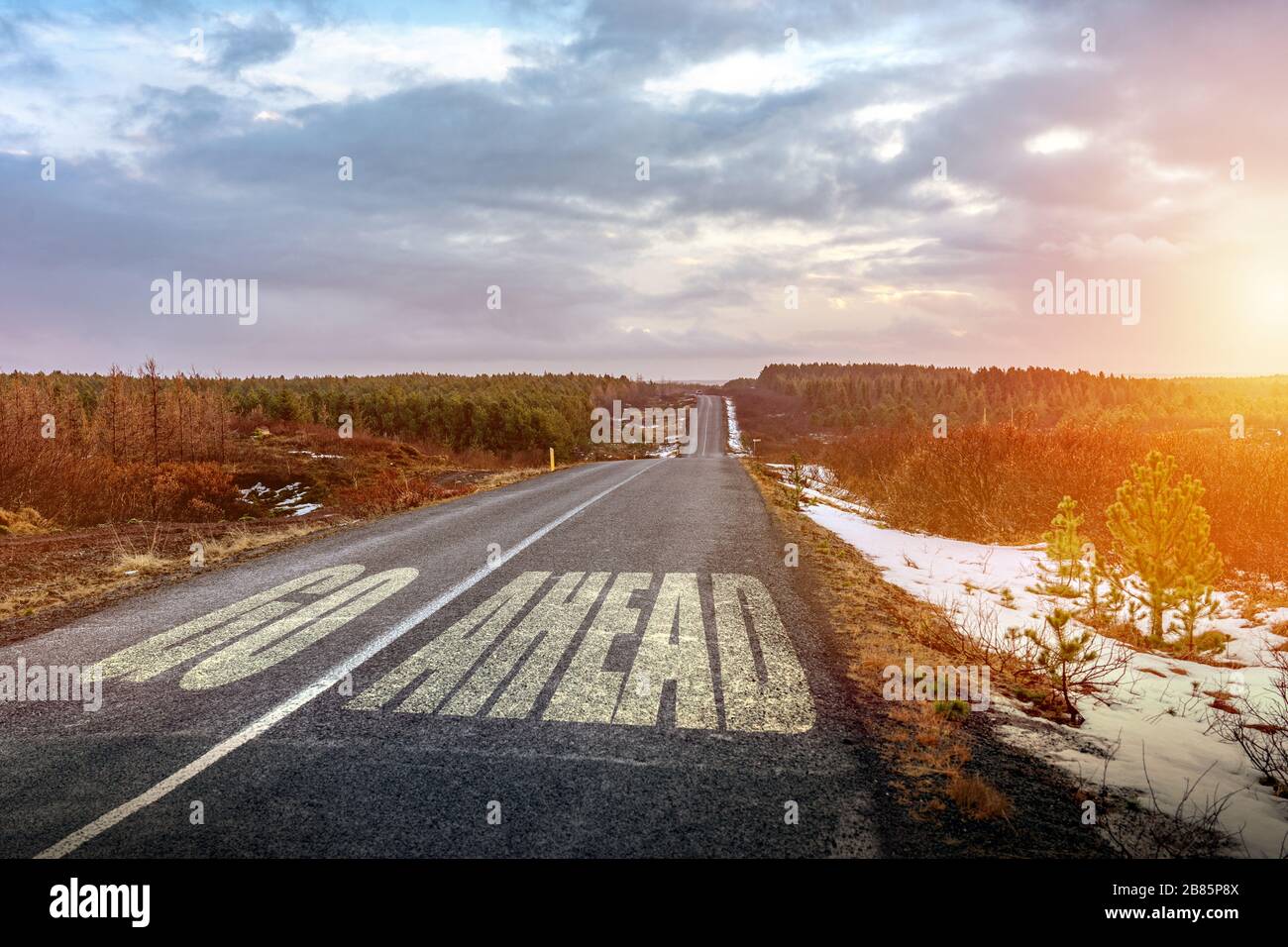 Vai ahaid sospiro su zhe asfalto simbolo di motivazione e progresso mai rinunciare Foto Stock