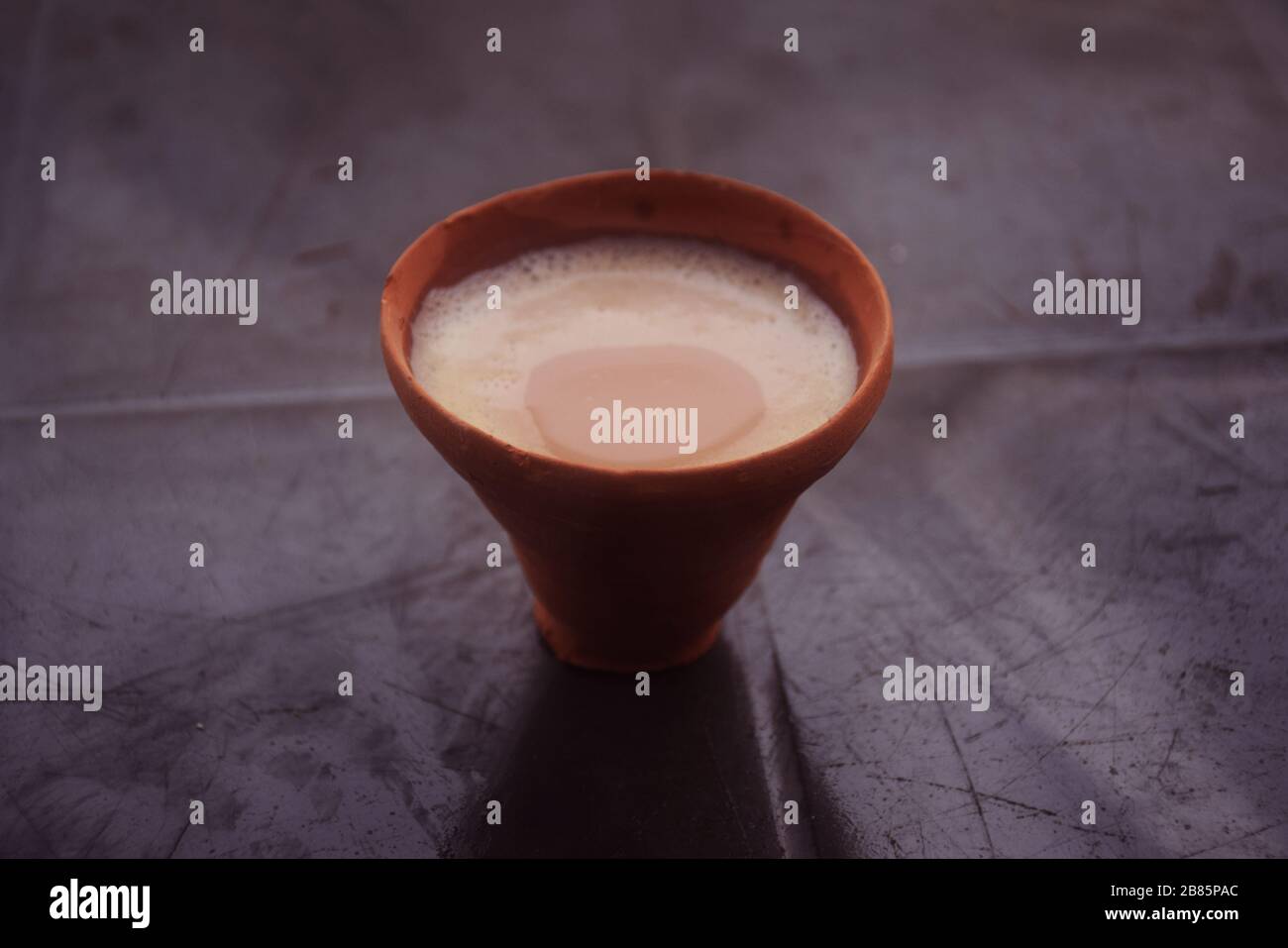 Rinfrescante tè Indiano in terrena Pot o kullad. Chai indiano. Bevanda calda indiana. Cibo indiano Foto Stock