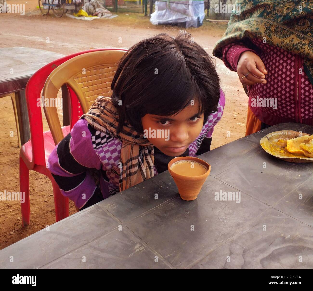 Una ragazza indiana che sorseggono il tè da kullad o vaso di fango o vaso di terra in shantiniketan poush Mela in India del bengala occidentale Foto Stock