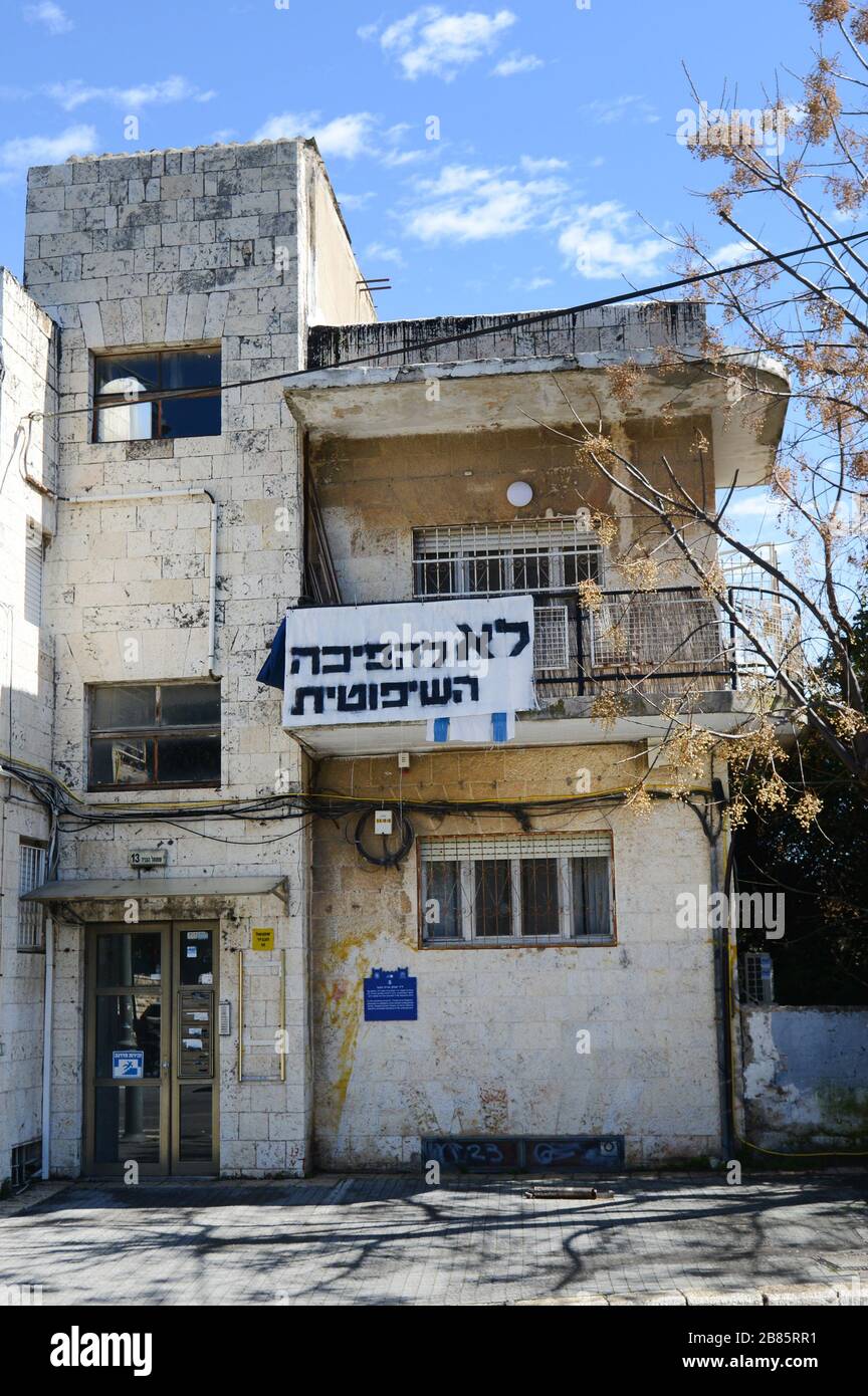 Slogan politici impiccati su un balcone nel quartiere di Rehavia a Jerusaelm. Foto Stock