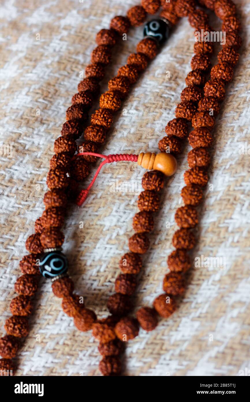 Perline di rudraksha o rosario su un tessuto Foto Stock