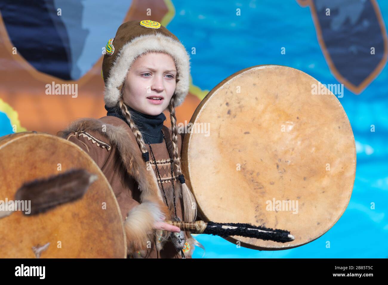 Ragazza che balla con tamburello in abiti nazionali indigeni abitanti Kamchatka. Celebrazione Koryak festa rituale nazionale Hololo - giorno di Seal Foto Stock