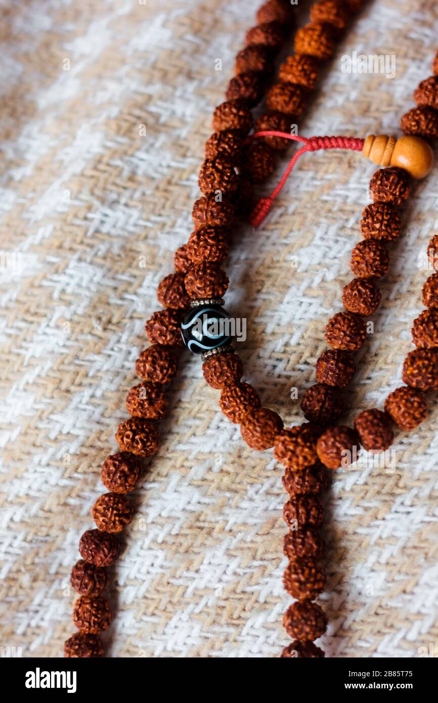 Perline di rudraksha o rosario su un tessuto Foto Stock