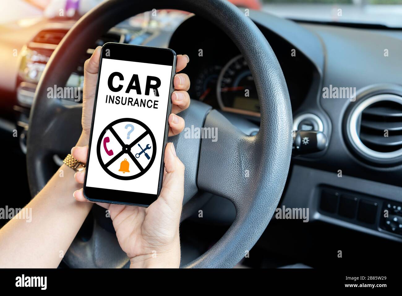 concetto di assicurazione auto, sito web di lettura del conducente su smartphone. Donne che hanno bisogno di aiuto da parte delle compagnie di assicurazione, in caso di incidente. Foto Stock