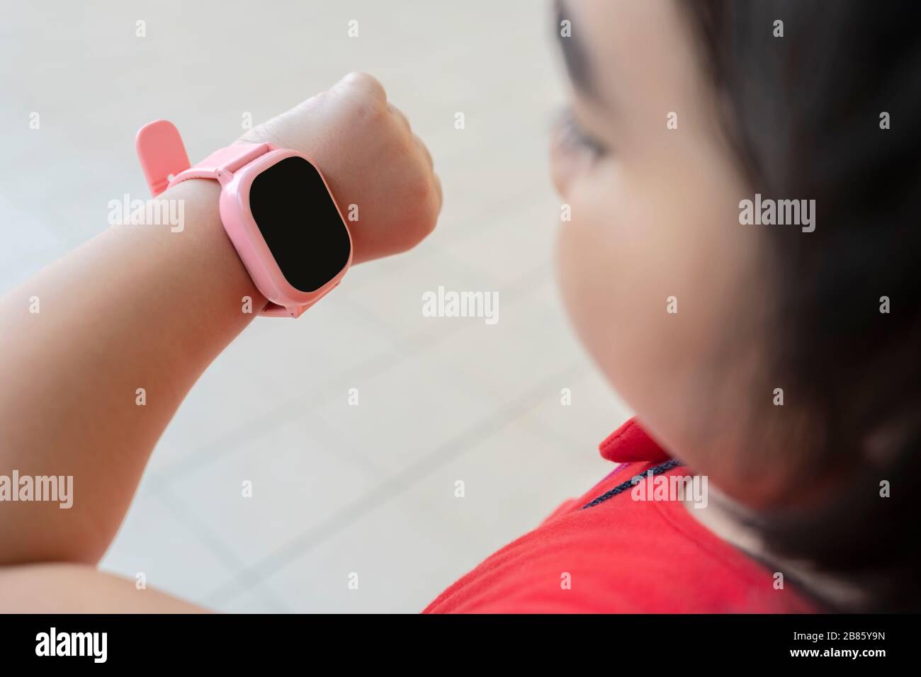 Ragazze che utilizzano orologi, telefonate, contatto con i genitori. È presente un segnale GPS da monitorare per la sicurezza. Lo schermo è nero per le pubblicità Foto Stock