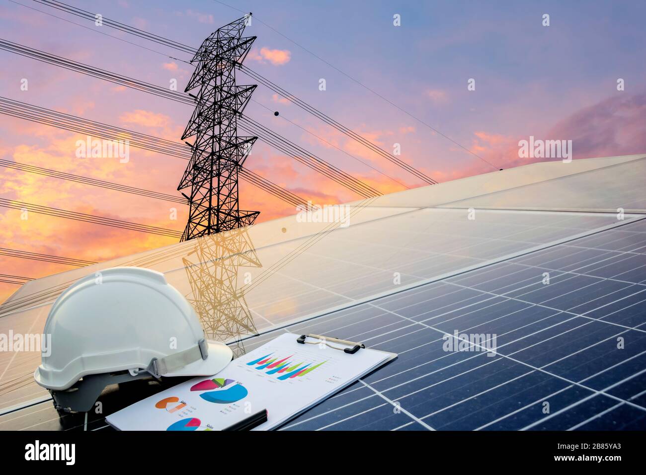 Concetto di energia verde, Stazione di Elettricità, chiudere le linee di energia ad alta tensione al tramonto. Concetto di energia rinnovabile con pannelli fotovoltaici, ingegneri c Foto Stock