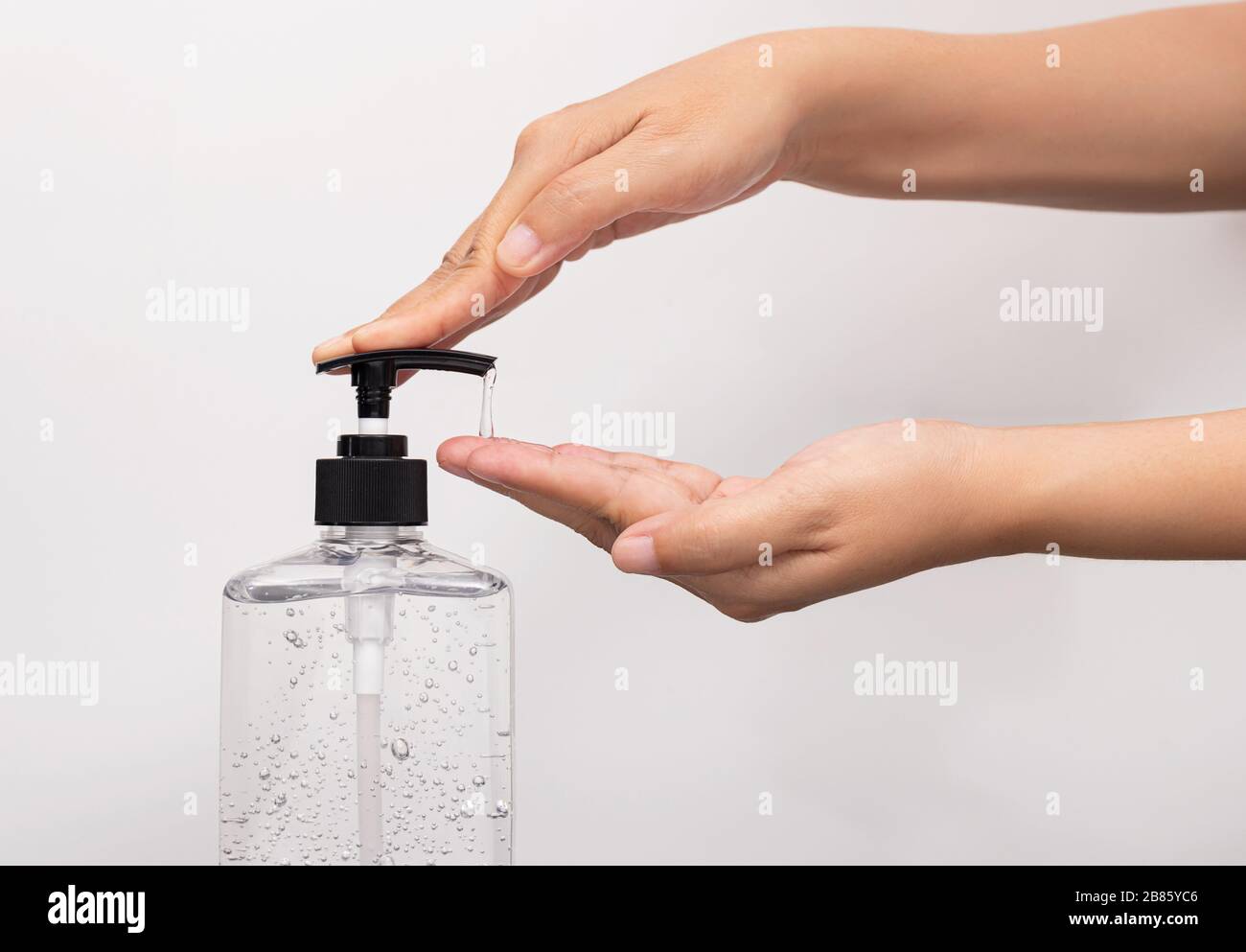 igiene personale. persone lavaggio mano a mano igienizzante gel di alcol per la pulizia e la disinfezione, prevenzione della diffusione di germi durante le infezioni Foto Stock