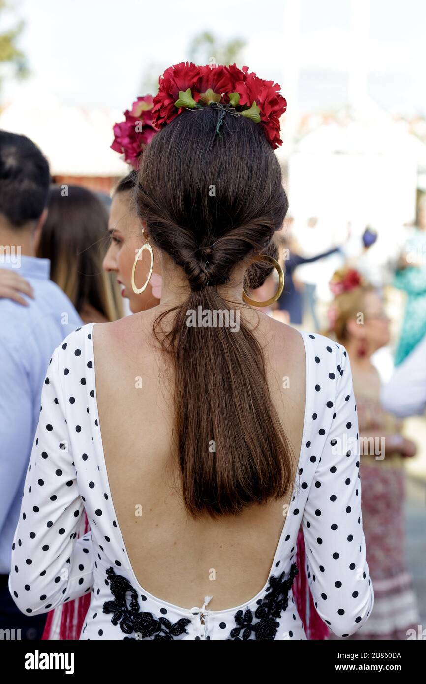 Bella donna che indossa abiti di flamenco. Particolare di acconciatura  tradizionale spagnola. Folklore spagnolo. Fiera di aprile Foto stock - Alamy