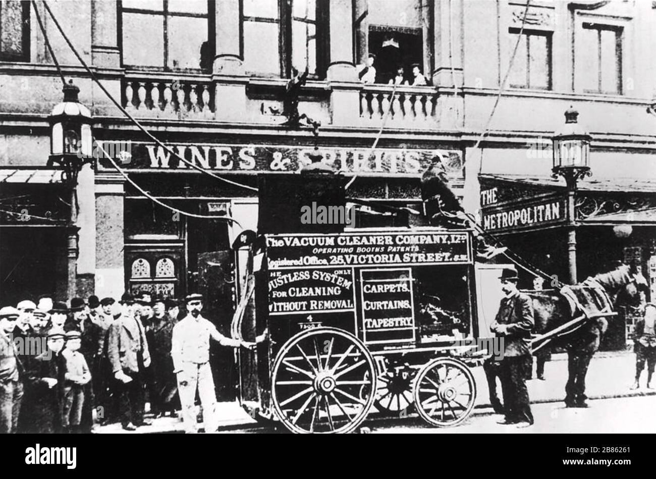 HUBERT STAND (1871-1955) ingegnere inglese. Ha progettato un aspirapolvere a benzina, trainato da cavalli soprannominato il Puffy Billy visto qui circa 1900. I furgoni erano di colore rosso brillante. Foto Stock
