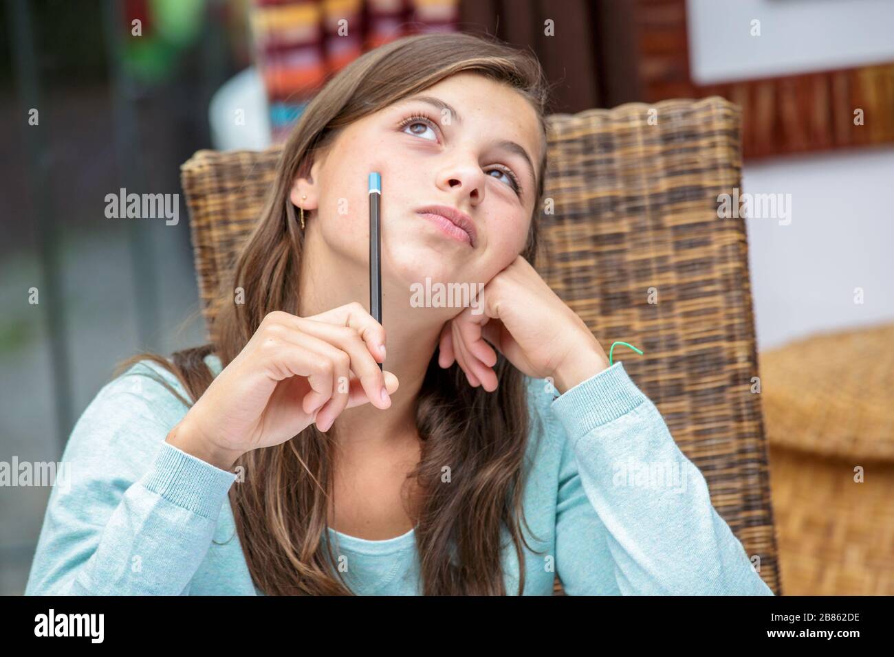 bella ragazza studente che fa il suo lavoro in modo penoso Foto Stock