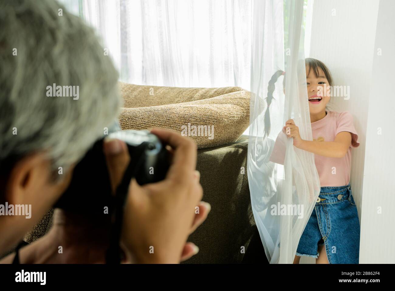 Nipote, è felice con la sua famiglia. Nonno stava scattando una foto per essere un buon ricordo. Foto Stock