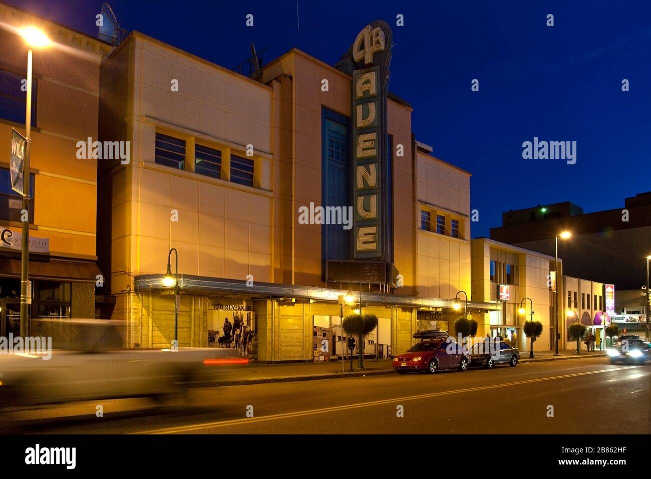 Ripresa notturna orizzontale del 4th Avenue Art Decó Theater façade nel centro di Anchorage, Alaska Foto Stock